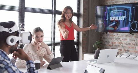 Team Explores Virtual Reality Game Presentation