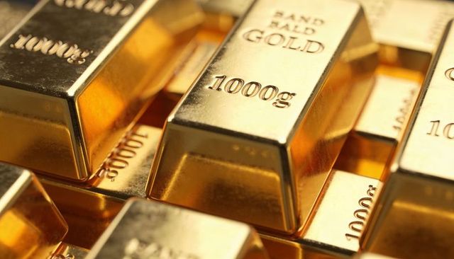 Shining 1000g gold bars stacking reflecting warm vault light luxury bullion wealth assets