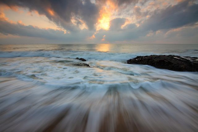 Sunrise over Ocean Waves on Rocky Coastline - Download Free Stock Photos Pikwizard.com