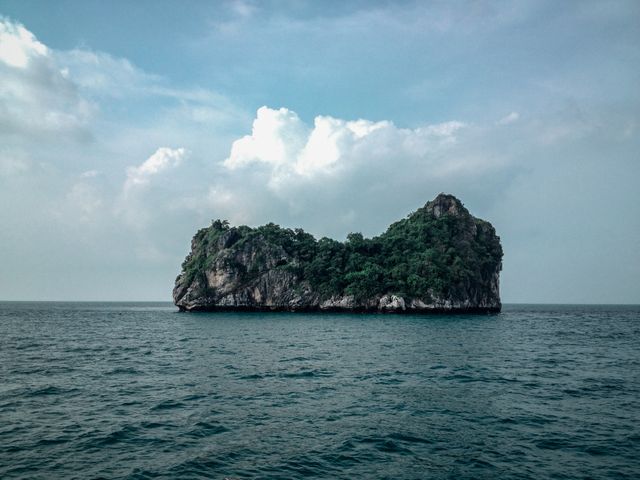 Serene Island in the Middle of the Ocean - Download Free Stock Photos Pikwizard.com