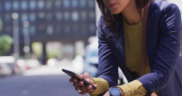 Businesswoman Using Smartphone Outdoors Focused on Task - Download Free Stock Images Pikwizard.com