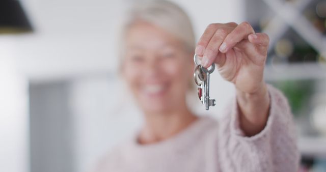 Portrait of happy senior caucasian woman moving house, holding keys in kitchen - Download Free Stock Photos Pikwizard.com