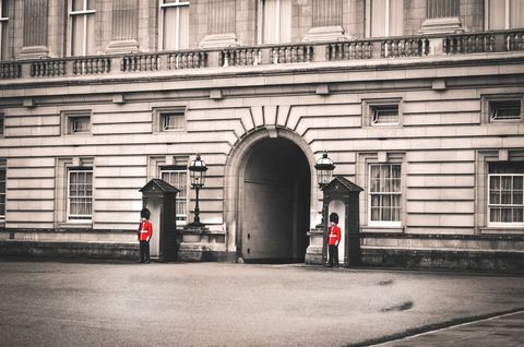 Iconic british guards standing at buckingham palace entrance