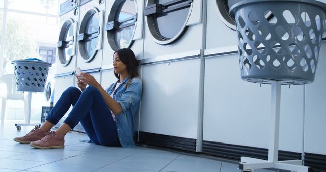 Young Woman Using Contactless Payment Leaving Laundromat for Modern Convenience - Download Free Stock Images Pikwizard.com