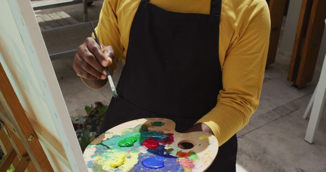 Artist Mixing Colors on Palette While Painting Outdoors - Download Free Stock Images Pikwizard.com