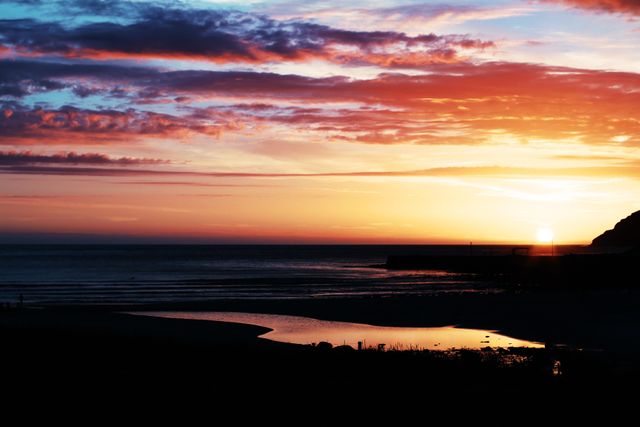 Vibrant Sunset Over Calm Ocean Horizon - Download Free Stock Photos Pikwizard.com