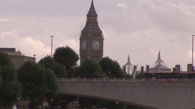 Featuring the iconic Big Ben with a backdrop of London cityscape on an overcast day, this scene depicts the classic yet timeless appeal of London. Ideal for projects related to travel, tourism, architecture, and urban life, it invokes a sense of historic yet vibrant London atmosphere. Perfect for use in travel blogs, city guides, promotional materials, and educational content about both London and its prominent landmarks.