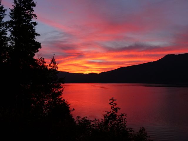 Stunning Red and Orange Sunset Over Calm Lake - Download Free Stock Photos Pikwizard.com