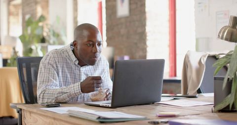 Casual Businessman Eating Lunch While Working on Laptop - Download Free Stock Images Pikwizard.com