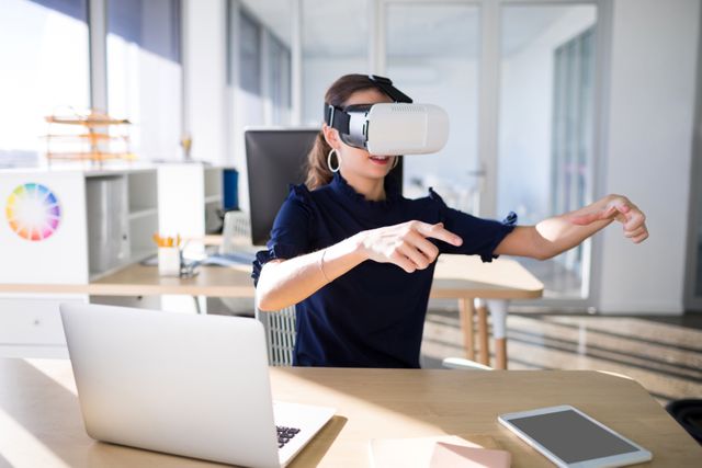 Female executive using virtual reality headset - Download Free Stock Photos Pikwizard.com