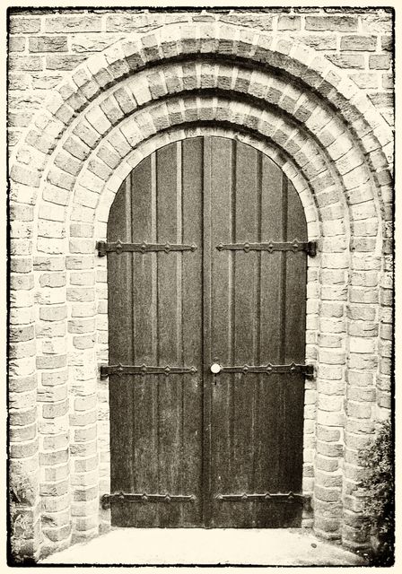 Vintage Wooden Door in Stone Brick Archway - Download Free Stock Photos Pikwizard.com