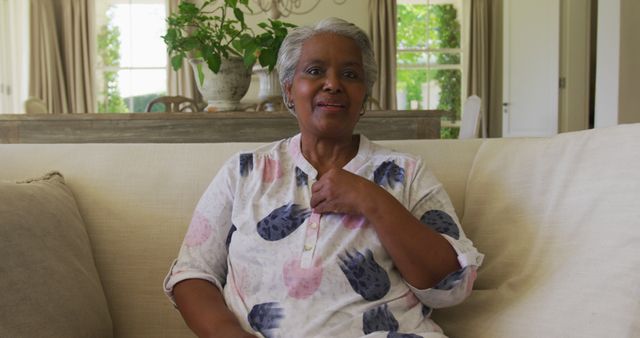Portrait of african american senior woman talking looking at the camera at home - Download Free Stock Photos Pikwizard.com