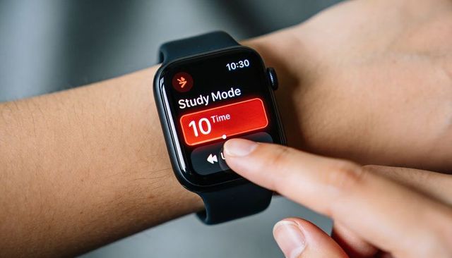 Activating 10-min study mode on smartwatch with black silicone band