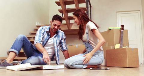 Couple Enjoying Pizza in New Home During Relocation - Download Free Stock Images Pikwizard.com