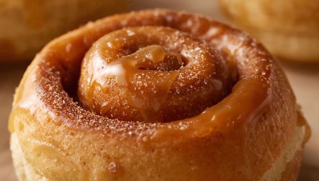 Caramel-Glazed Cinnamon Roll Close-Up Highlighting Sugar Crystals and Sticky Spiral