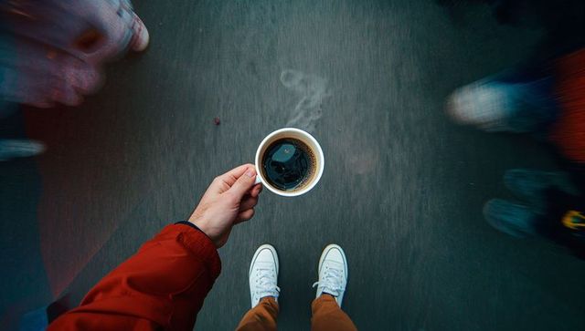 Dynamic urban scene with coffee in focus and blurred movement