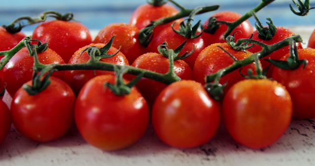 Fresh Red Cherry Tomatoes on Vine in Close-Up - Download Free Stock Images Pikwizard.com
