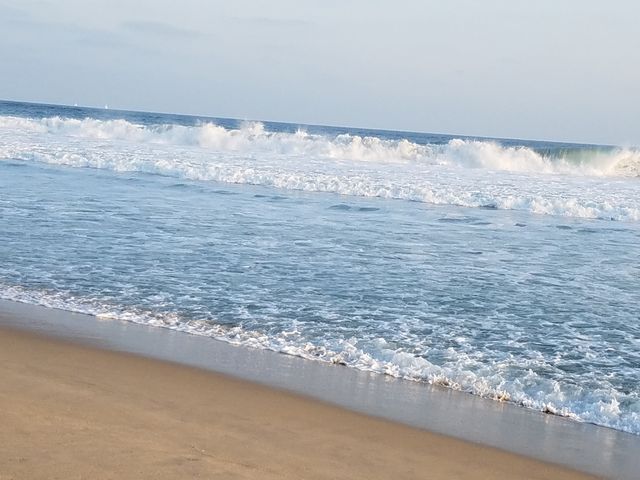 Peaceful Ocean Waves Crashing on Sandy Beach Shoreline - Download Free Stock Photos Pikwizard.com