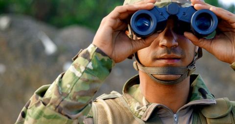 Caucasian Soldier Observing Field Using Binoculars During Training - Download Free Stock Images Pikwizard.com