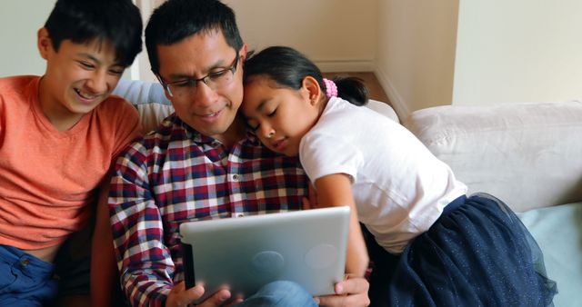 Father Bonding with Kids Using Tablet During Family Time at Home - Download Free Stock Images Pikwizard.com