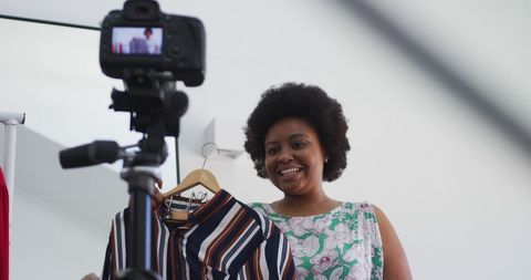 Plus size vlogger sharing fashion tips online
