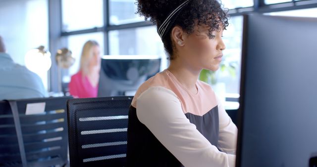 Focused African American Businesswoman Working at Desk - Download Free Stock Images Pikwizard.com