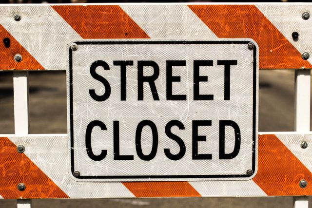 Close-Up of Street Closed Sign for Road Construction - Download Free Stock Photos Pikwizard.com