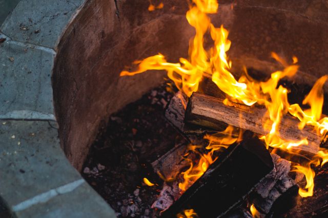 Close-Up of Burning Logs in Outdoor Fire Pit - Download Free Stock Photos Pikwizard.com