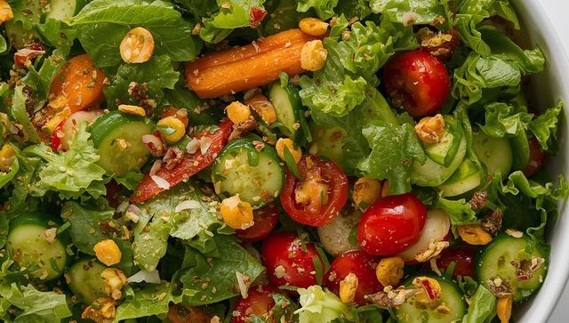 Vibrant Salad with Fresh Greens and Crisp Vegetables