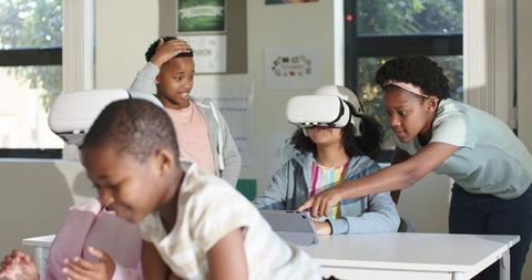 African American Students Exploring Virtual Reality in Classroom Technology Workshop