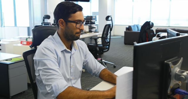 Focused Man Working on Computer in Modern Office Space - Download Free Stock Images Pikwizard.com