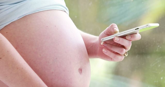 Pregnant Woman Using Smartphone at Home - Download Free Stock Images Pikwizard.com