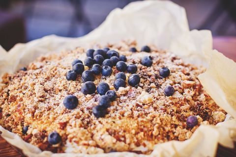 Blueberry crumble tart with crispy topping