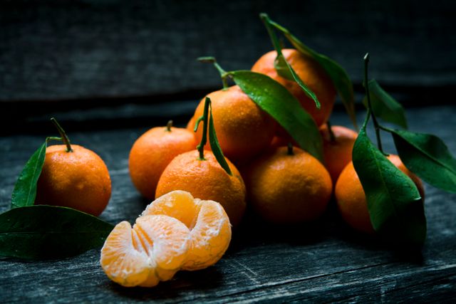 Fresh Tangerines With Leaves On Rustic Wooden Table - Download Free Stock Photos Pikwizard.com