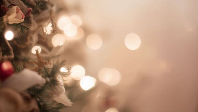 Glowing christmas mantel garland with pine, fabric roses, twine and red baubles