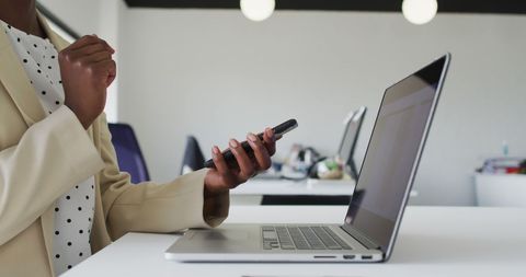 Professional Businesswoman Using Smartphone at Office Desk - Download Free Stock Images Pikwizard.com