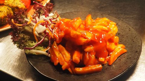 Spicy Tteokbokki with Fresh Vegetable Garnish