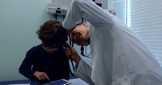 Pediatrician Examining Child's Ear During Medical Checkup - Download Free Stock Images Pikwizard.com