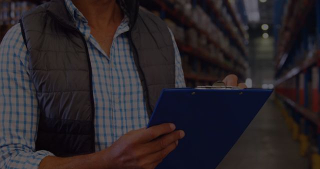 Warehouse Worker Using Clipboard for Inventory Check - Download Free Stock Images Pikwizard.com