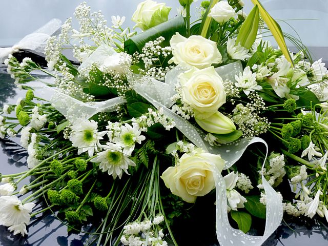 Elegant White and Green Floral Arrangement with Roses and Daisies - Download Free Stock Photos Pikwizard.com