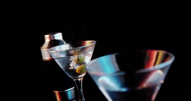 Close-up Splash of Martini with Olives in Bar Setting - Download Free Stock Images Pikwizard.com