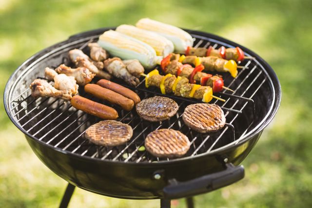 Perfect for illustrating summer outdoor activities, family gatherings, and backyard parties. Ideal for use in food blogs, barbecue recipes, and advertisements for grilling equipment.