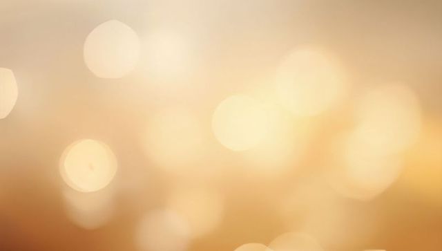 Glowing Golden Bokeh Gradient with Soft Cream Amber Orbs and Luminous Warm Glow