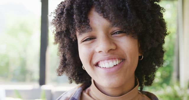 Portrait of happy african american teenager girl looking at camera and smiling - Download Free Stock Photos Pikwizard.com