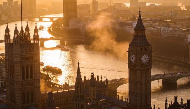 Golden sunrise over big ben and river thames silhouette with westminster bridge