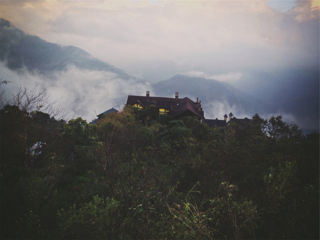 Mysterious house located on a misty mountain surrounded by lush vegetation and fog. Suitable for themes related to mystery, nature, tranquility, remote living, and atmospheric settings. Ideal for book covers, travel blogs, or inspirational nature photography collections.