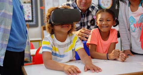 Elementary Students Using Virtual Reality in Classroom Activity