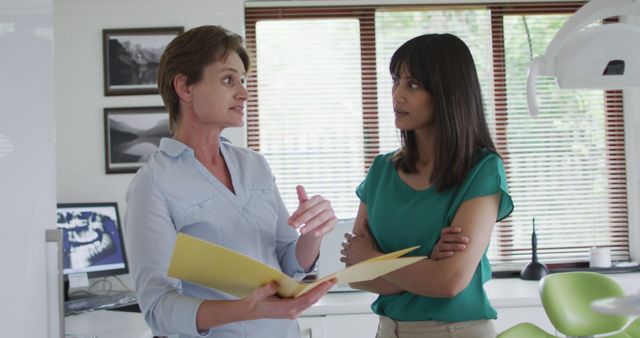 Female Dentist Discussing X-ray Results with Patient in Modern Clinic - Download Free Stock Images Pikwizard.com