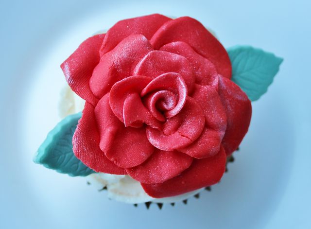 Cupcake with Elegant Red Rose Frosting Decoration Close-Up - Download Free Stock Photos Pikwizard.com