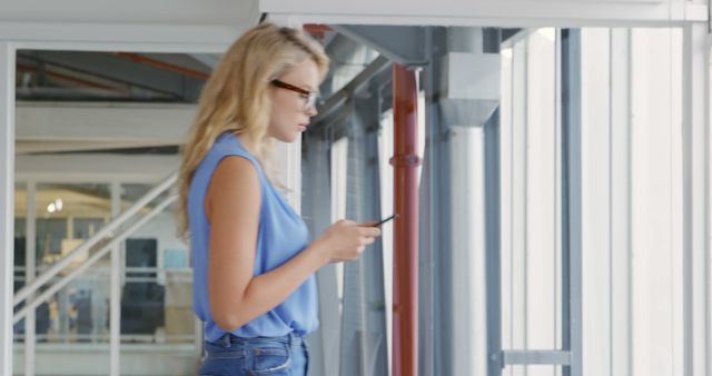 Focused Woman Using Smartphone in Modern Office - Download Free Stock Images Pikwizard.com